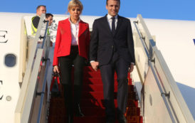 Les photos de l’arrivée du président français Emmanuel Macron en Tunisie en images