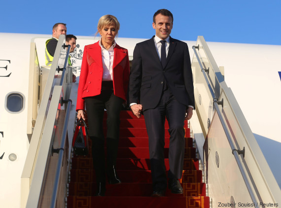 Les photos de l’arrivée du président français Emmanuel Macron en Tunisie en images