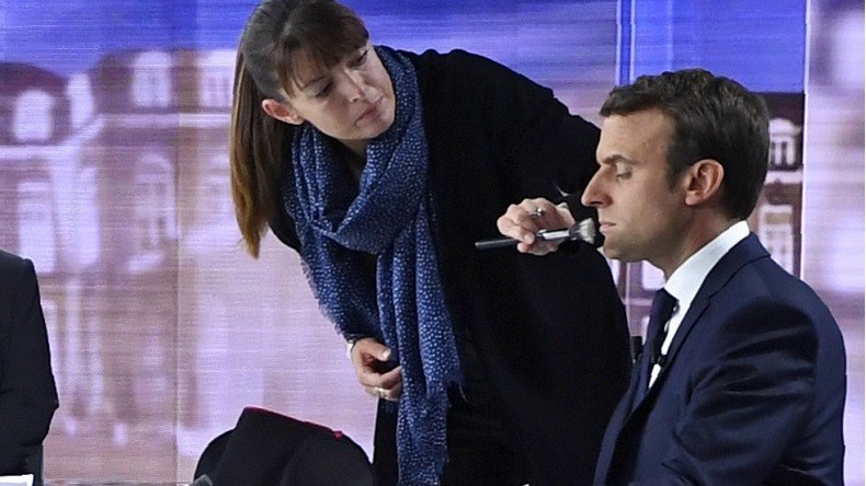 Pour l’Elysée, les 26 000 euros de maquillage de Macron sont liés à l’«urgence» de la situation. La polémique enfle