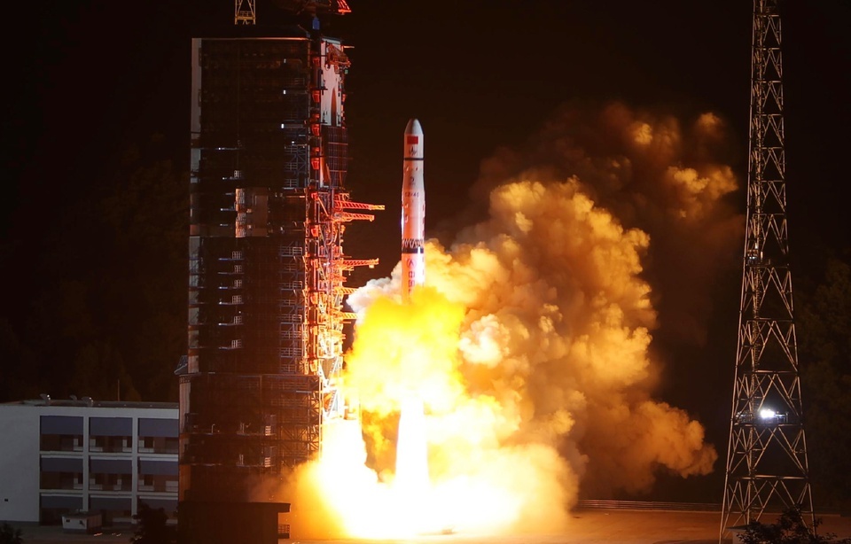 Jamais encore explorée, la Chine lance un satellite vers la face cachée de la Lune