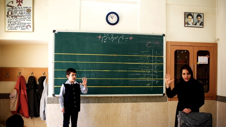 Iran : les professeurs qui louchent, ont de l’acné ou manquent de dents ne pourront plus enseigner