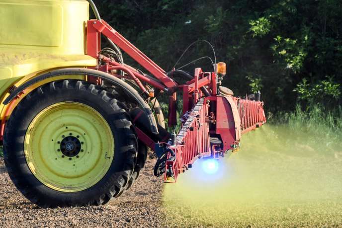 Emmanuel Macron renonce à sa promesse d’interdire le glyphosate en 2021