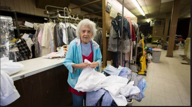 À 100 ans, elle travaille 11 heures par jour, 6 jours par semaine !