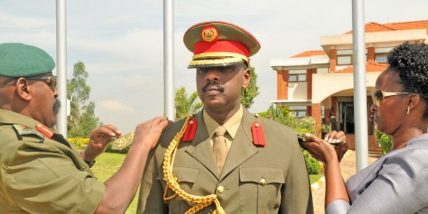 Ouganda : képi pour Kainerugaba Muhoozi, le fils qui peut succéder à Museveni