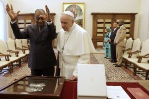 Le pape François offre à Alpha Condé la médaille de la paix