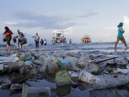 Des scientifiques ont trouvé par hasard un moyen de recycler les milliards de bouteilles en plastique — mais cette solution comporte une faille