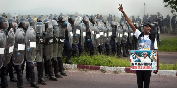 RDC : à Kinshasa, la police boucle les accès à la résidence de Tshisekedi et occupe le lieu du meeting de l’opposant