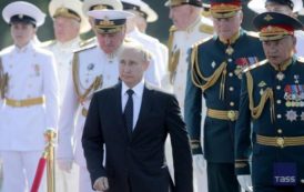 Le jour de la Marine russe, le Président Poutine a passé en revue le défilé naval