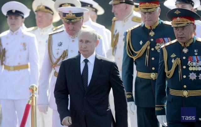 Le jour de la Marine russe, le Président Poutine a passé en revue le défilé naval