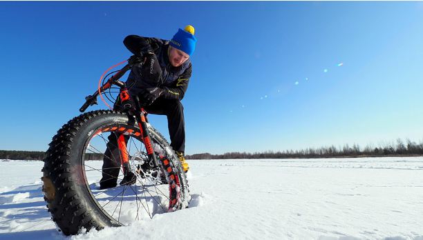 Un Russe devient le premier homme à atteindre le Pôle Nord à vélo