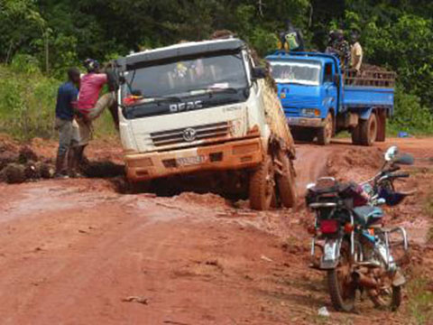 En Côte d’Ivoire, les entreprises de BTP construisant de mauvaises routes seront “interdites d’activité”.