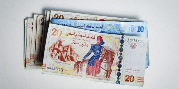 Tunisie : les décisions de la Banque centrale permettront-elles d’enrayer la chute du dinar ?