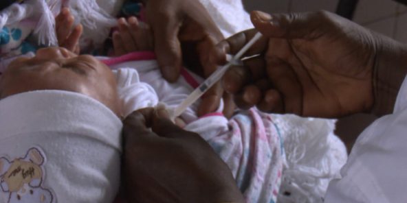 Vidéo – Côte d’Ivoire : un SMS pour ne pas oublier les rappels de vaccins