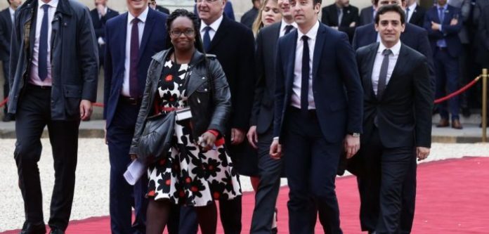 Sibeth Ndiaye la conseillère de Macron fait le buzz avec son look lors de l’investiture. Photos