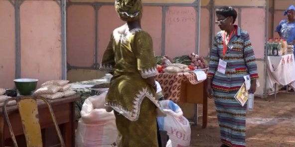 Vidéo – Burkina Faso : les biscuits de « mémé Zoundi »