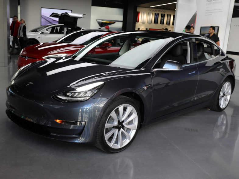 Tesla suspend temporairement sa ligne d’assemblage du Model 3