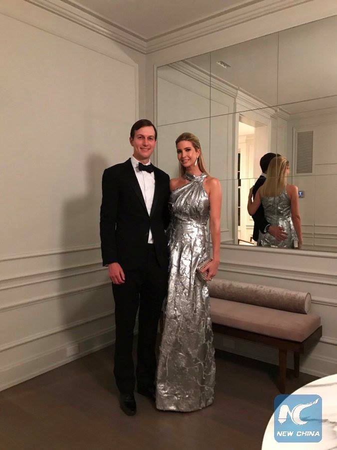 Ivanka Trump, fille aînée du président américain Donald Trump, a été critiquée pour s’être montrée dans une luxueuse robe argentée…