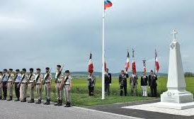 Une stèle en granit de l’Oural érigée sur le Mont Spin en hommage aux militaires russes