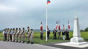 Une stèle en granit de l’Oural érigée sur le Mont Spin en hommage aux militaires russes