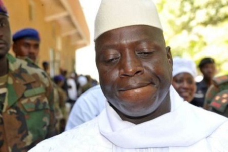 Yahya Jammeh se déclare vainqueur avec 280 486 voix (contre 227 708 pour Barrow)