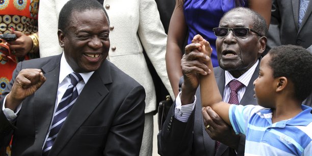 Présidentielle au Zimbabwe : le poker politique entre Mugabe et Mnangagwa